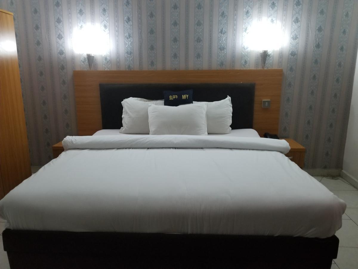 Peemos Hotel Warri Eksteriør billede